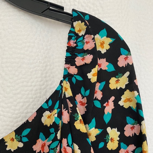 Black floral printed romper. - Picture 5 of 7